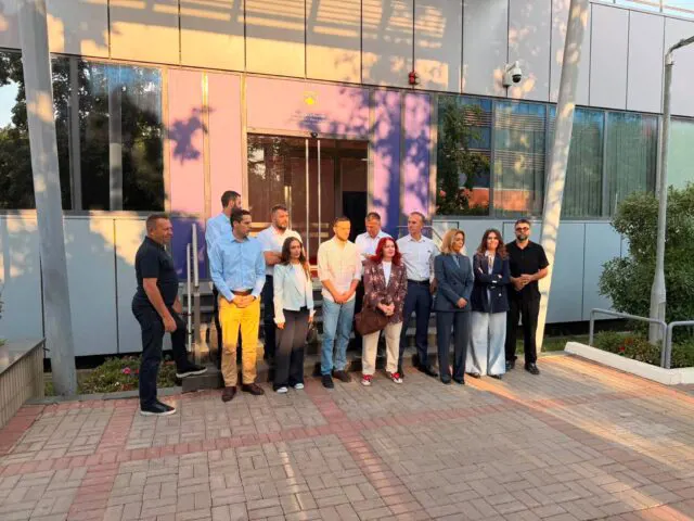 Deputetët e PDK-së bllokojnë hyrjen e Qeverisë